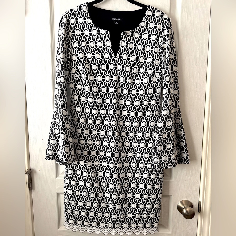 ROZ & ALiI Dress NWT Small Black White Honeycomb Lace Overlay Lined Bell Sleeve